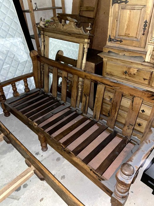 Mobiliário Antigo em Carvalho Maciço