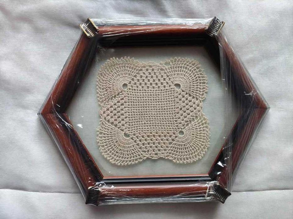 Artigos decorativos: jarras, garrafões, velas, pratos, pinhas