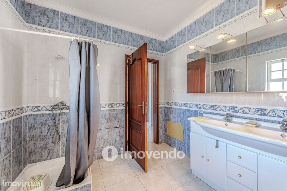 Moradia T4, com áreas amplas e jardim, em Faro