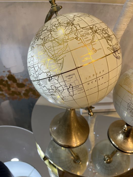 Globo terrestre com mapa do mundo.