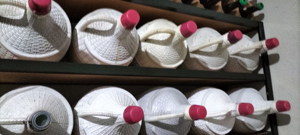 Tenho para desocupar garrafões de 5 litros caseiro tinto