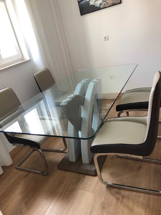 Conjunto de sala de jantar ,Mesa e 4 cadeiras.Como Novo.