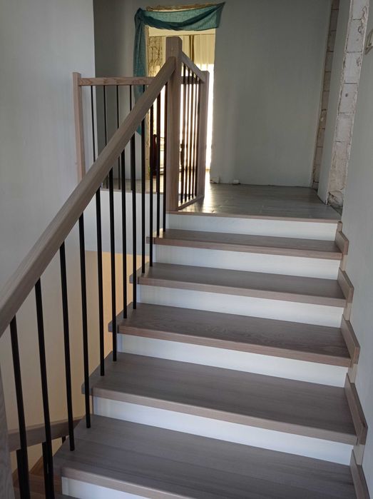 Сходи з масиву ясеня