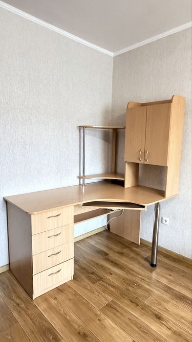 Продам письмовий стіл в гарному стані