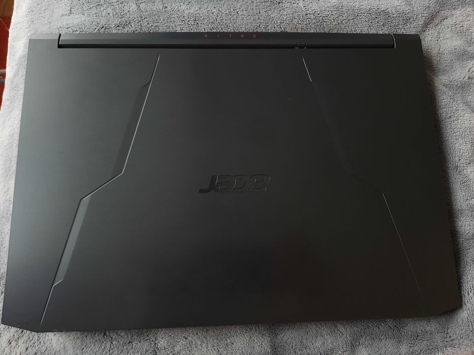 Nitro AN515-57 був залитий чаєм  але його почистили