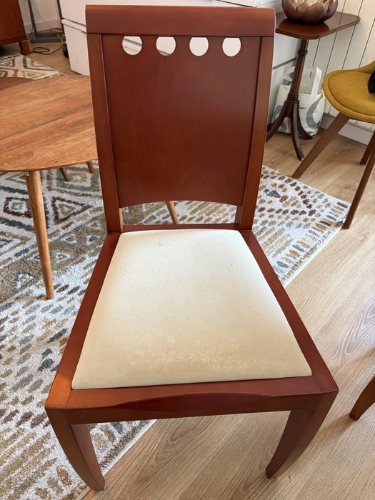 Mesa de jantar extensivel, 4 cadeiras e 2 cadeirōes