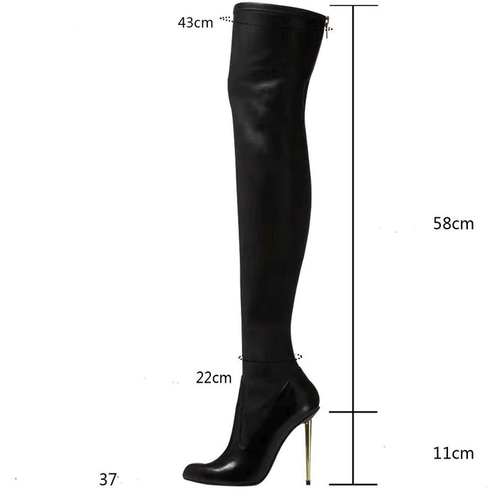 Długie kozaki zapinane na zamek.