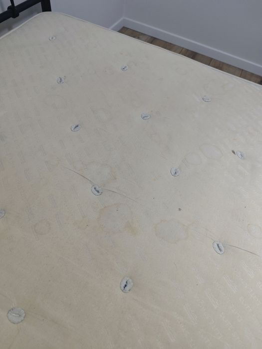 Łóżko z materacem 140x200