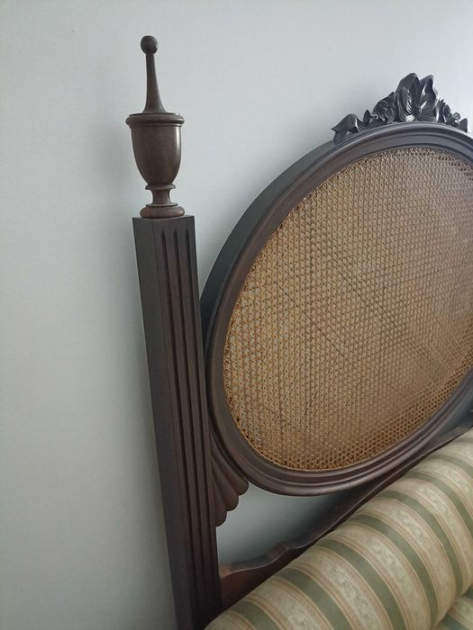 Cama de solteiro com cabeceira em palhinha e colchão