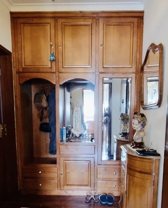 Móvel para hall em madeira castanha de Paços de Ferreira