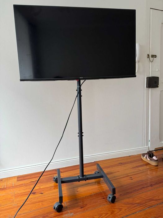Smart TV HD Hisense 40 polegadas com suporte de chão com rodas
