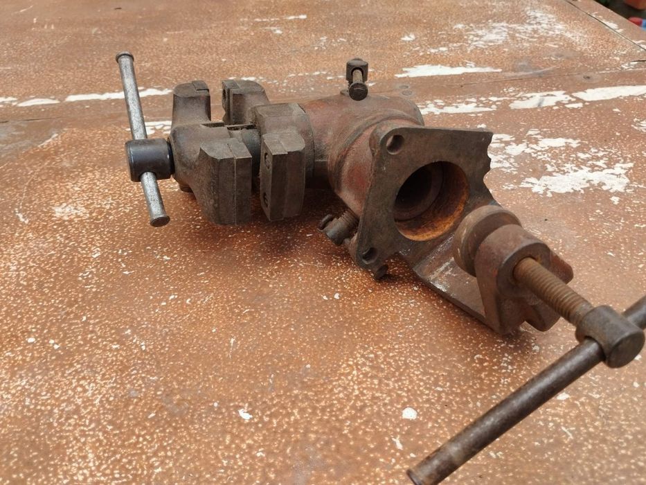 Тиски слесарные настольные двухповоротные