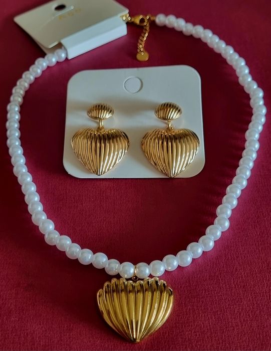 Colar dourado, em aço, com pérolas e um coração. + brincos