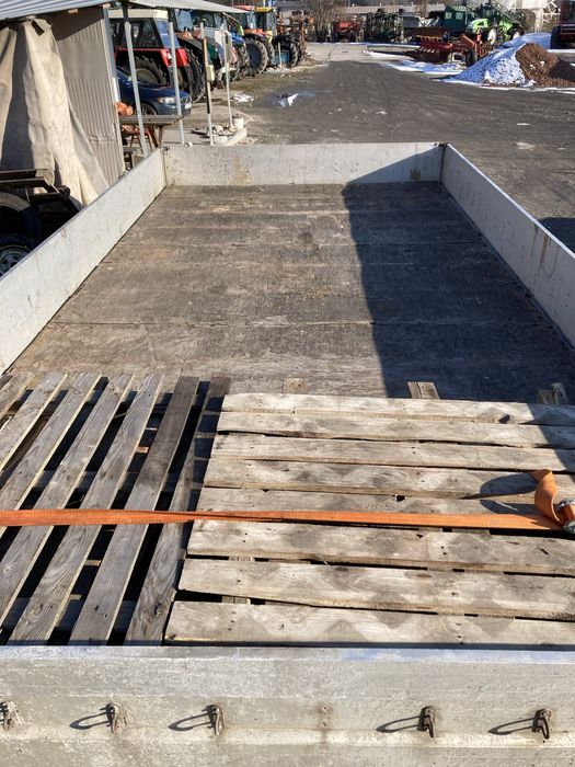 Przyczepa samochodowa skrzyniowa