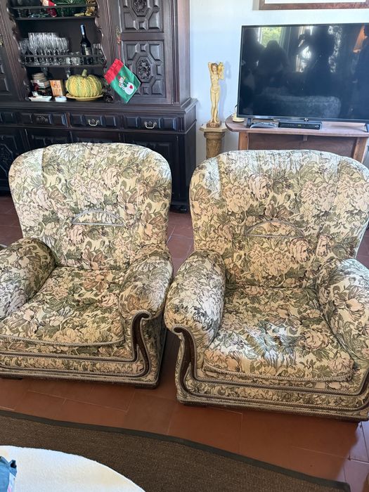 Conjunto sofa-cama e 2 poltronas de tecido