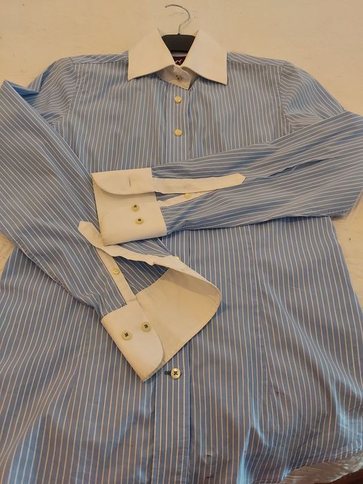 Camisa feminina da Sacoor riscas azuis e brancas