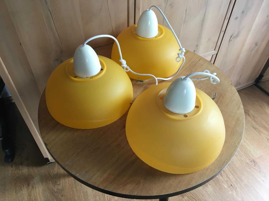 3 plastikowe lampy wiszące
