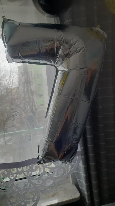 Balon urodzinowy srebny  cyfra 7  Duza plus świeczka na tort srebna 7