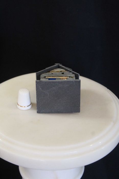 Pequena casa de xisto vintage em miniatura feita à mão, anos 90
