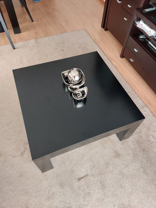 Sofá em pele, móvel e mesa de madeira lacada