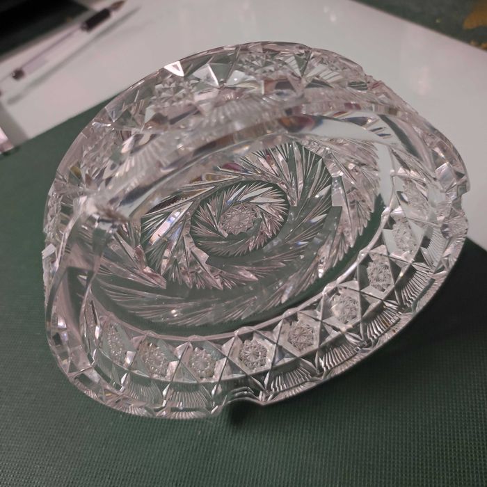 Do sprzedania unikatowe ,duże kryształy, popielnice, miski.