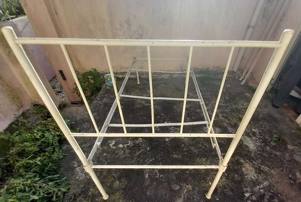 Cama de ferro antiga, de solteiro, desmontável. Estrado incluído.