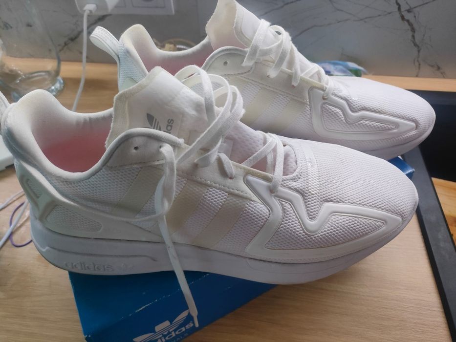 Białe Adidasy flux