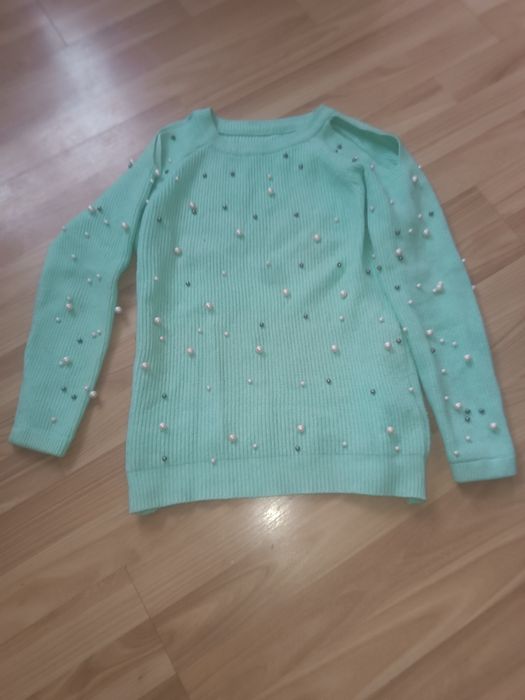 Жіноча кофта з перлинками.