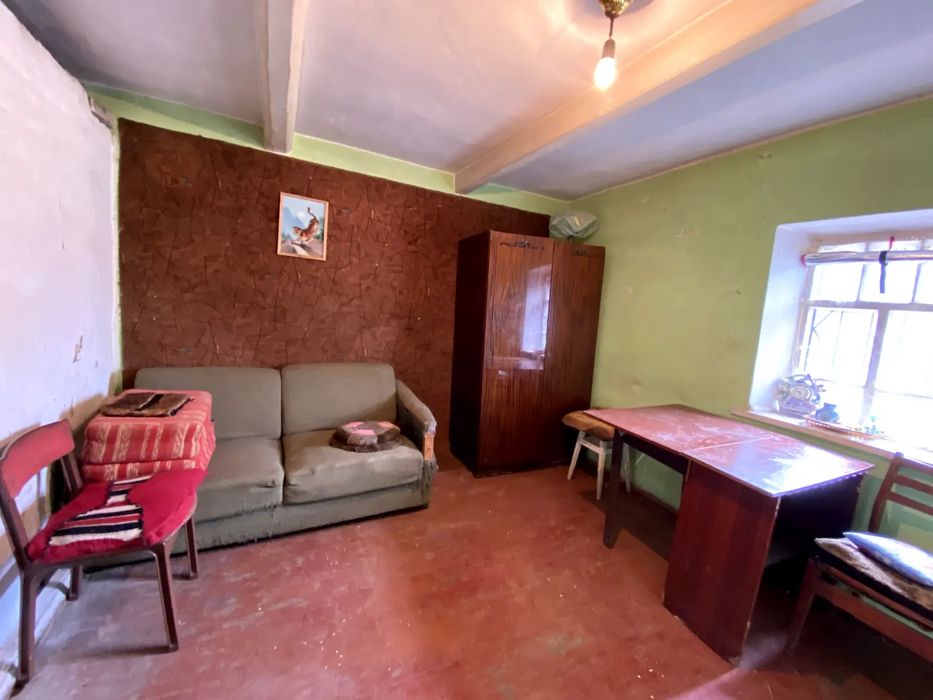 Капітальний гараж у жилому кварталі.Яма, світло, питна вода, підвал