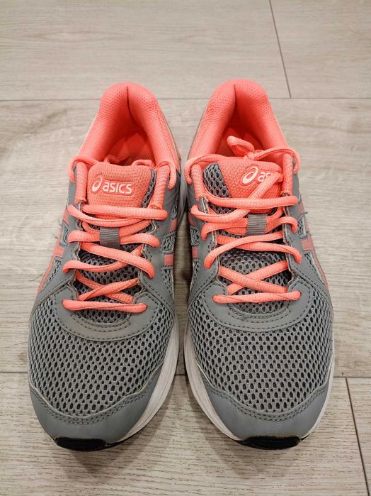 Sportowe buty damskie.