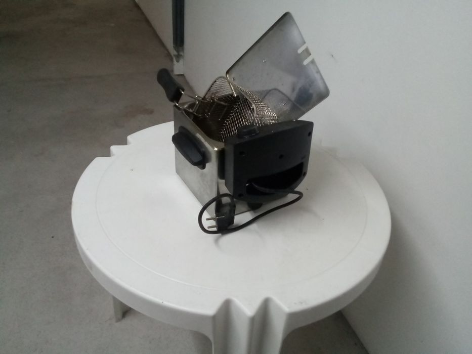 Fritadeira eléctrica praticamente nova,