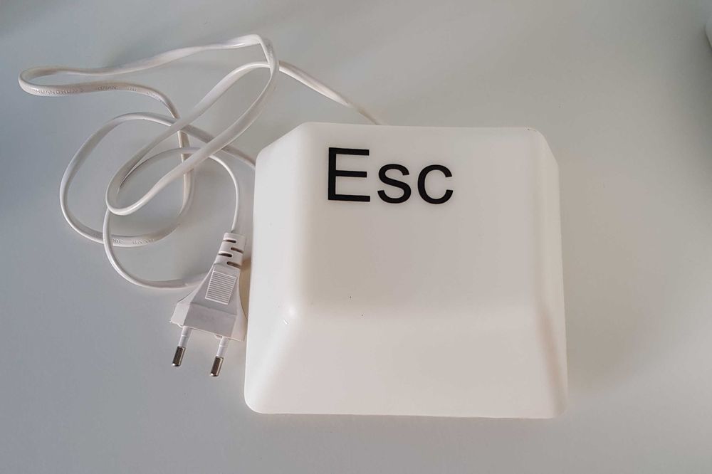 Tecla “ESC” com cabo