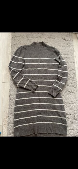 Szara sweterkowa sukienka w paski jesienna zimowa