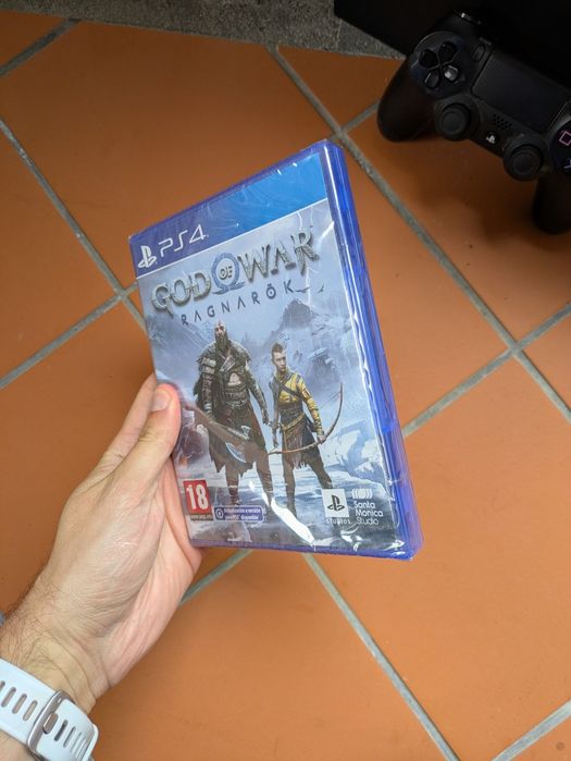 PlayStation 4 com 1 comando e 2 jogos