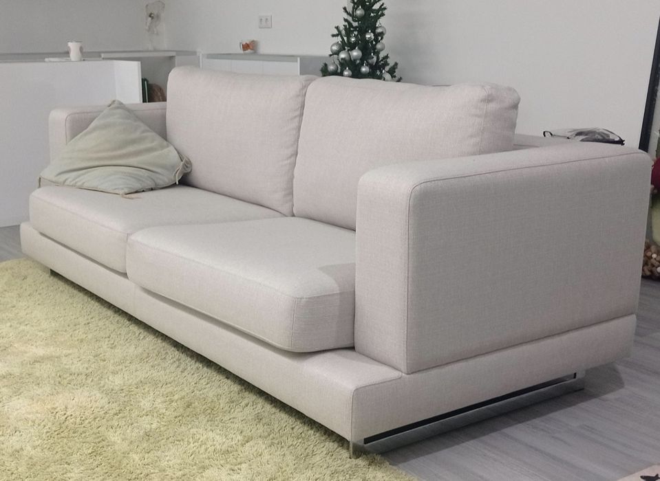 Sofá beje em boas condições