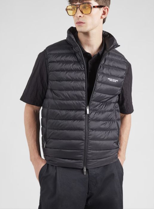 Пухова безрукавка Armani Exchange колір чорний XM001576 AF16927
