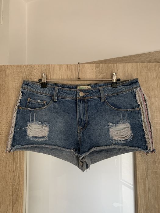 Krótkie spodenki jeans Cropp