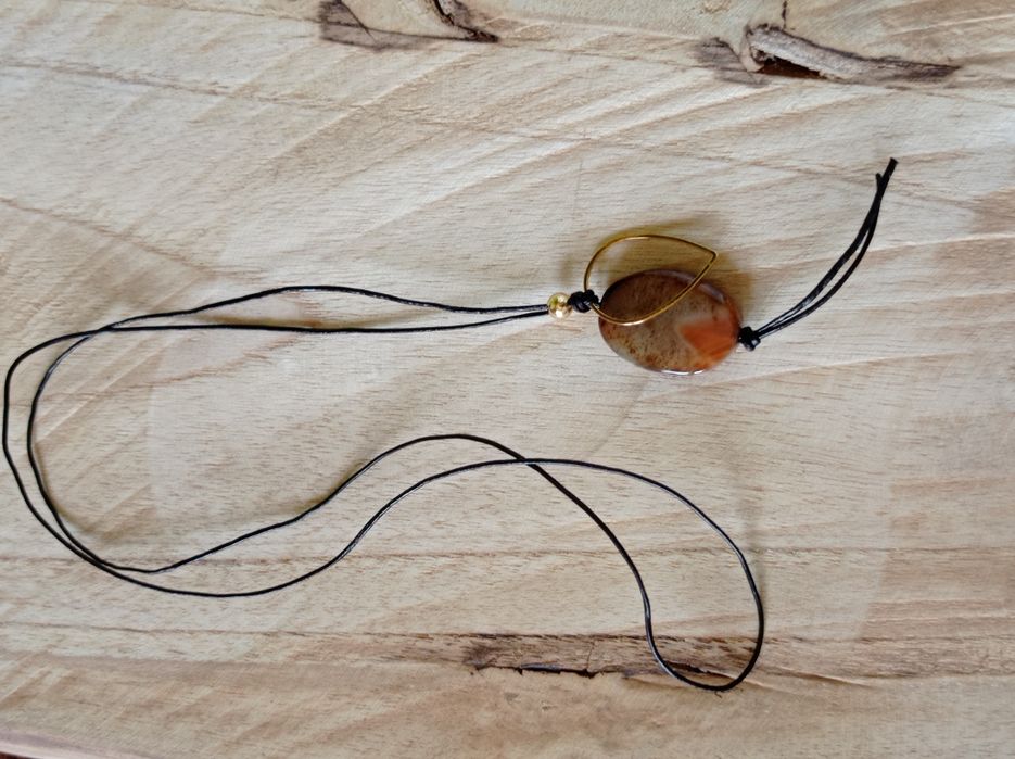 Wisiorek z kamieniem naturalnym agatem brązowym na rzemyku - handmade