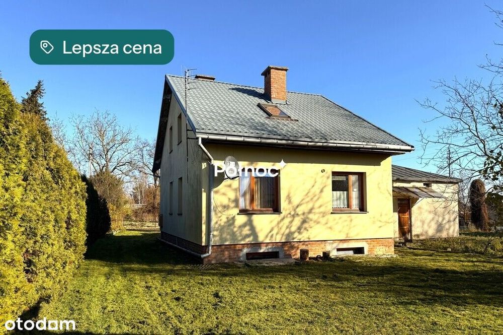 Dom przy spokojnej ulicy, nad rzeką.
