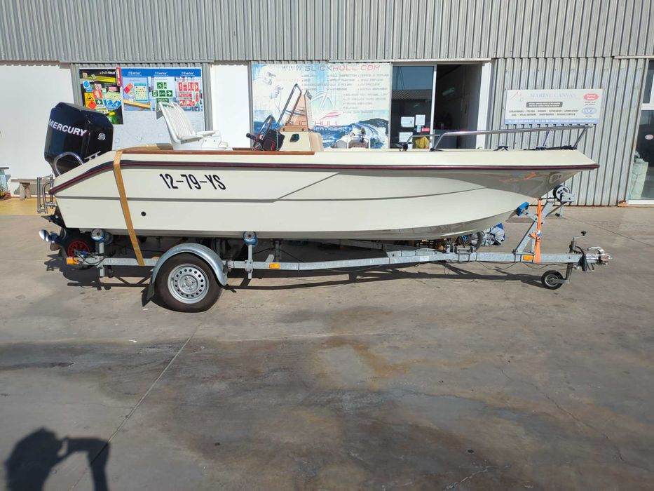 barco desportivo, barco de pesca com Mercury de 100 cv e reboque