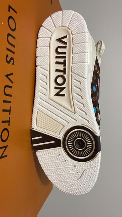 Sapatilhas Louis Vitton.