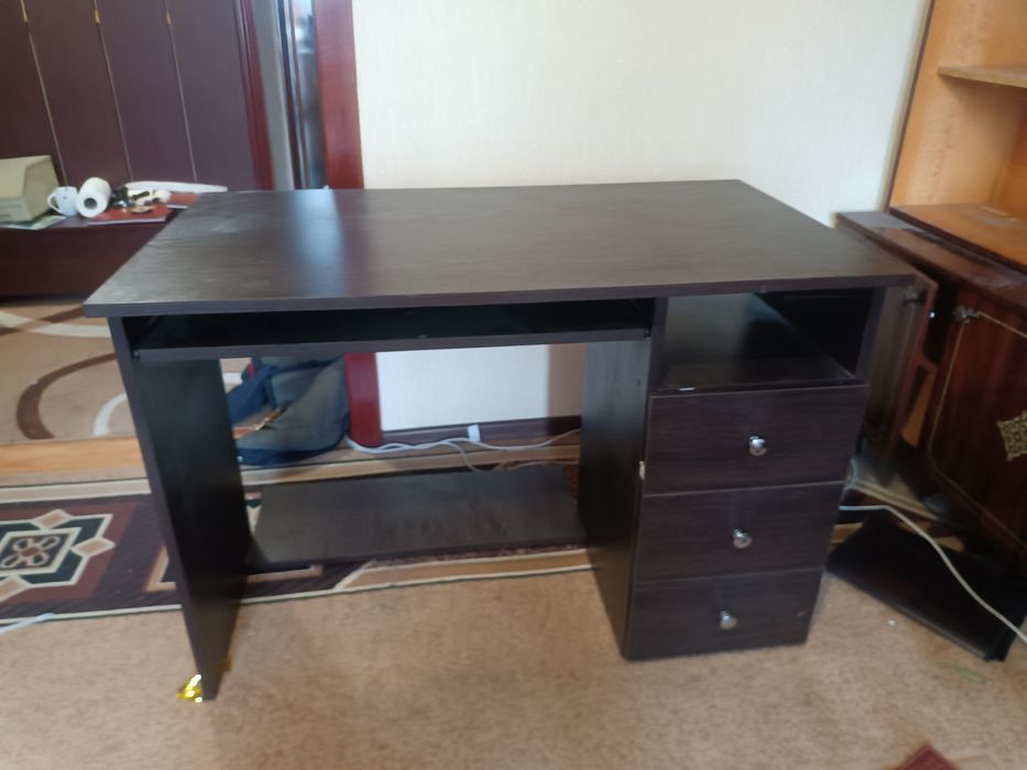 Комп'ютерний стіл