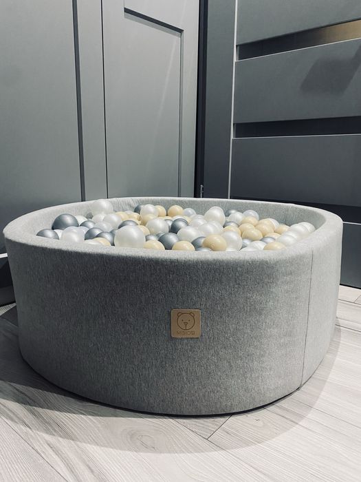 Suchy basen z piłkami