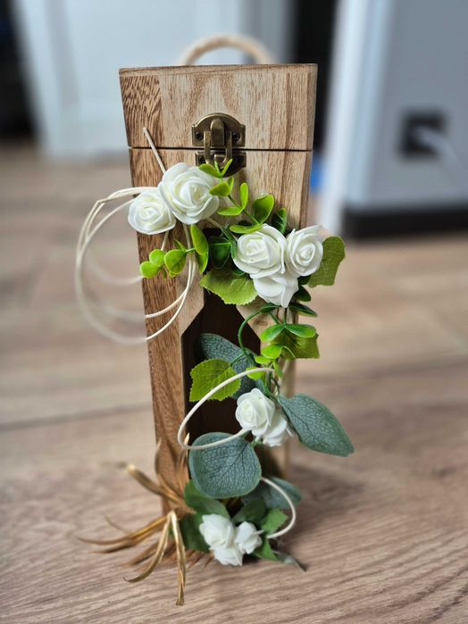 Drewniane ozdobne pudełko na alkohol wino