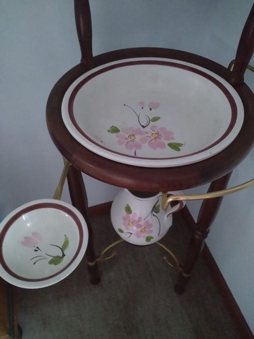 Lavatório em madeira com as louças incluídas