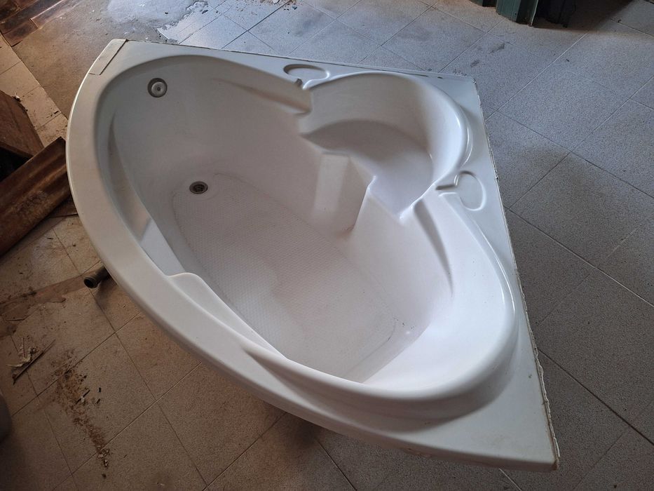 Banheira de Canto c/ 134x134x50cm (medidas exteriores)