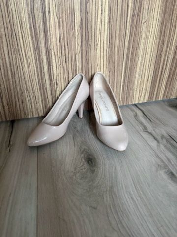 Eleganckie lakierki nude na obcasie