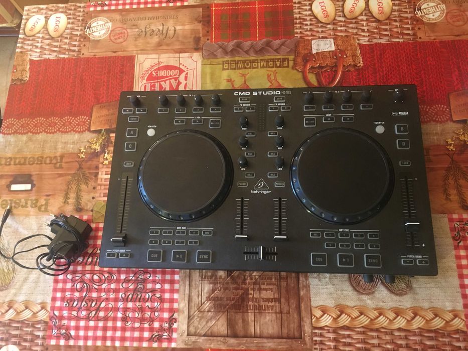 Mesa de DJ Behringer CMD Studio 4