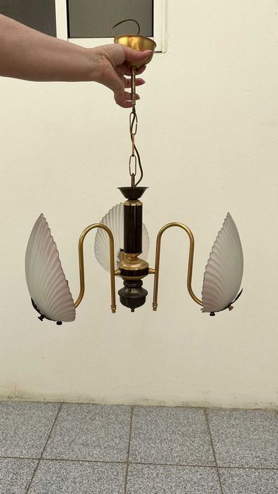 Candeeiro de teto cor de rosa, ideal para um quarto de uma princesa.