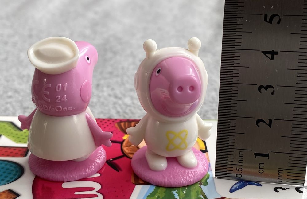 2 małe figurki Peppa Pig Świnka Peppa lekarze